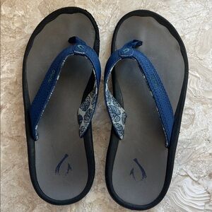 Boys OluKai flip flops size 6 blue